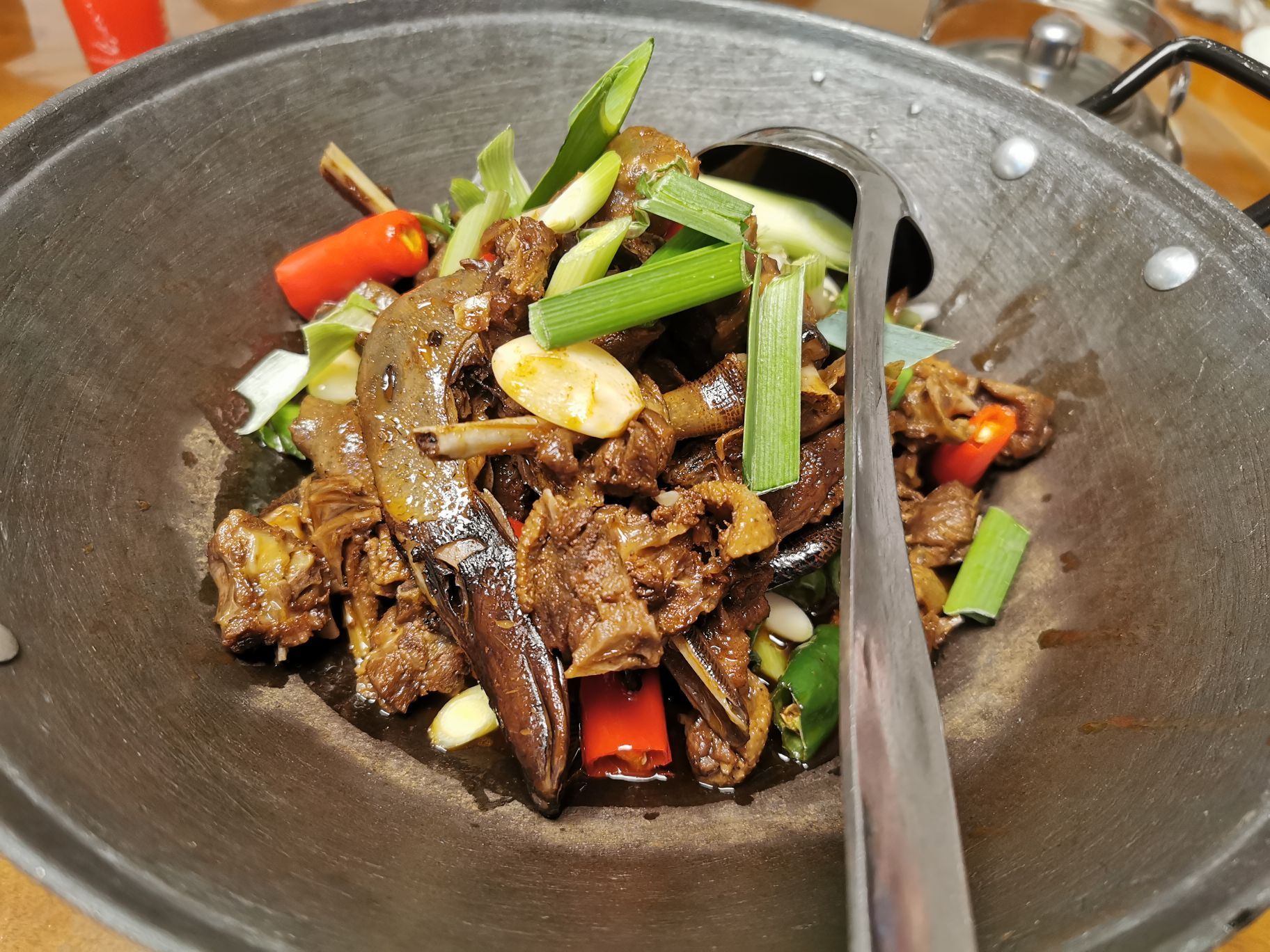 典型的常德菜常德钵子菜最出名但是遗憾菜品并没有凸显这一优势装修有