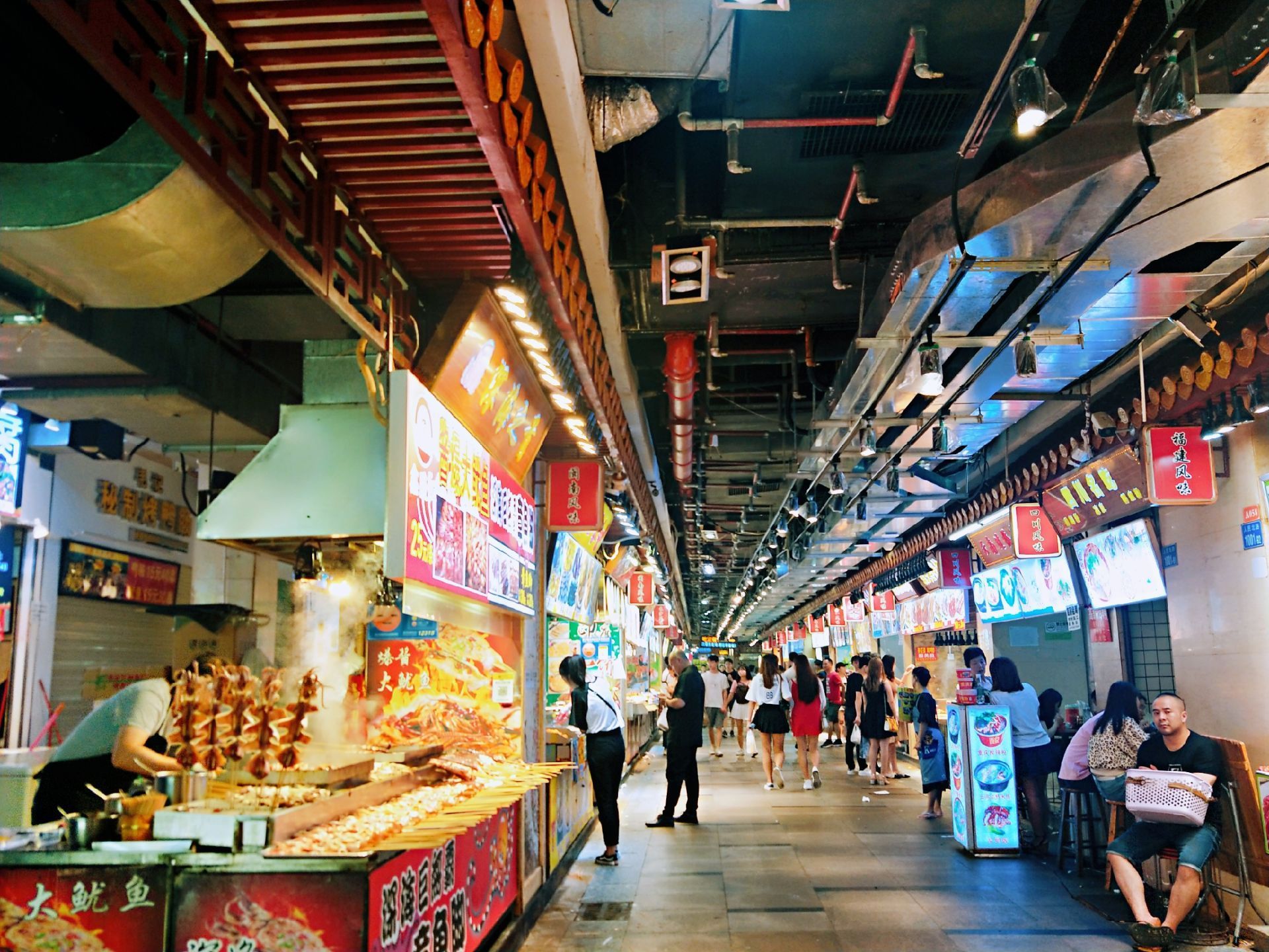 东门町美食街是位于深圳东门商业圈的热门小吃快餐