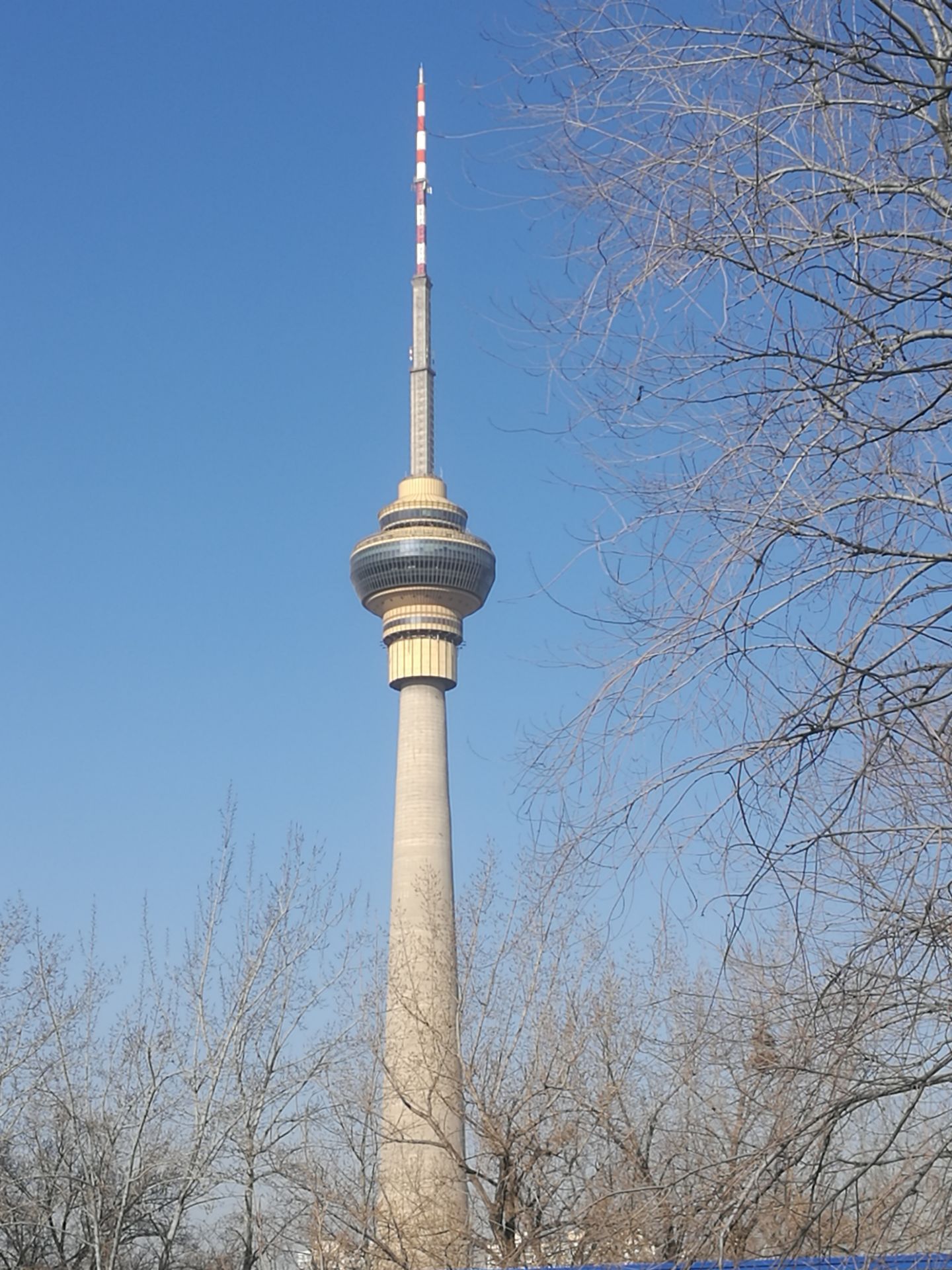 中央广播电视塔是首都标志性建筑之一位于海淀区造型独特好看晚上灯开