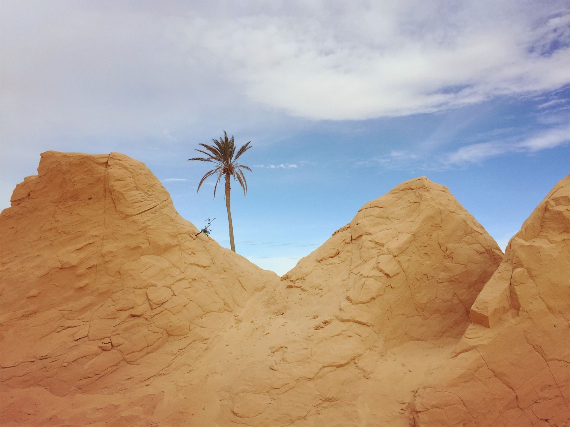 土包,然后造出了一座一座,非常具有外星特色的房屋,感觉就像在星球