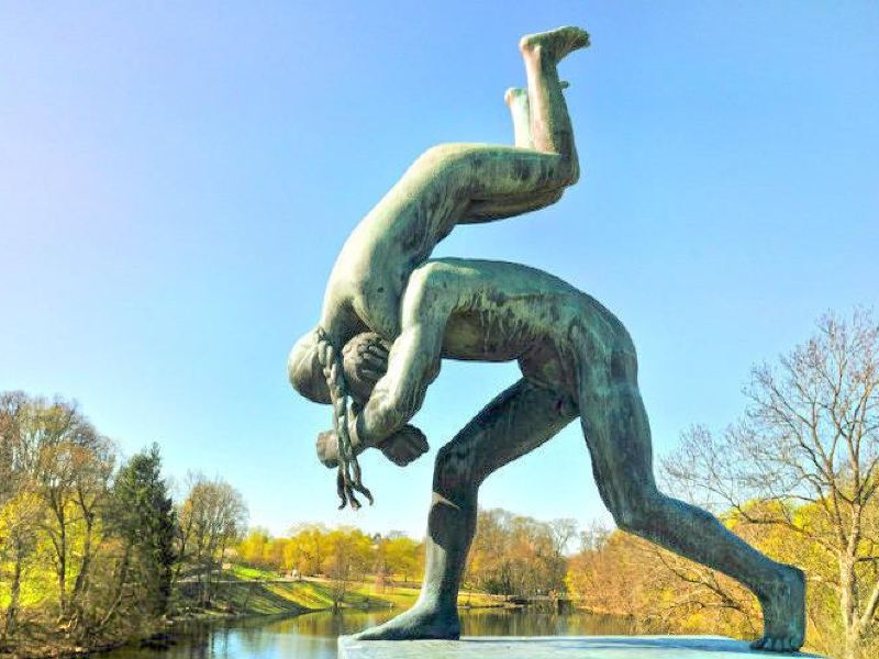 走进这座绿意盎然的公园 园内有192座裸体雕塑