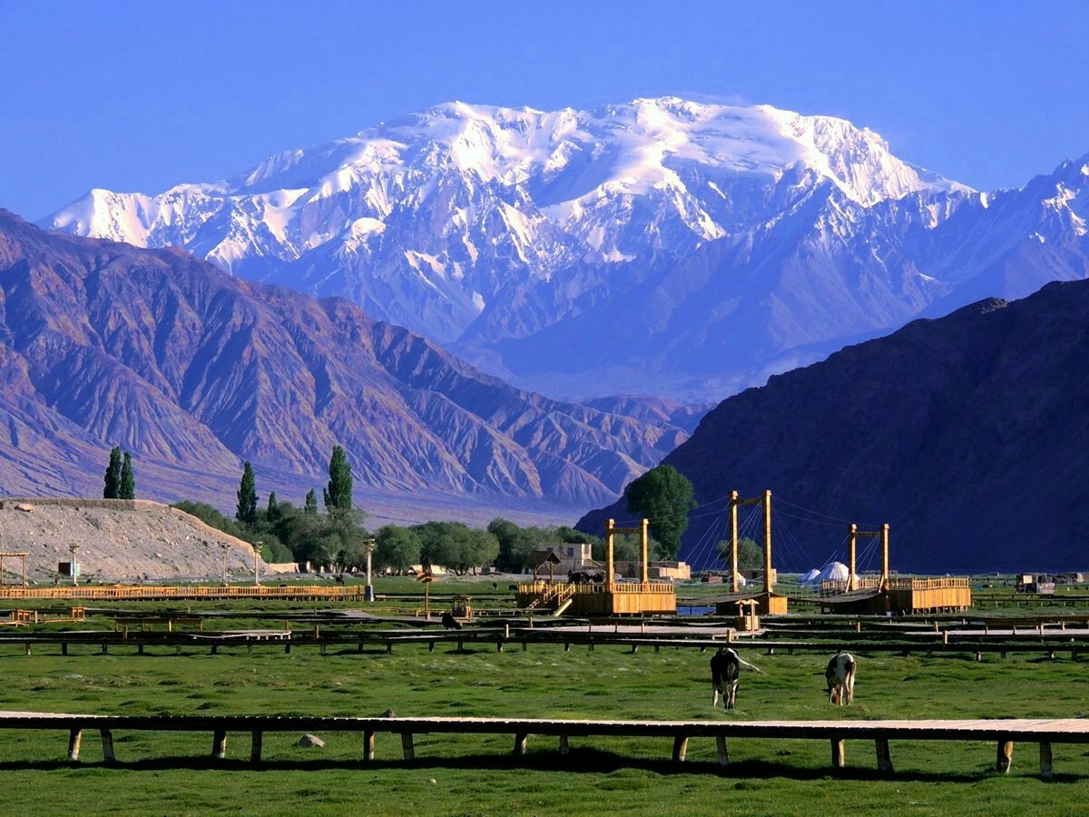 帕米尔高原地跨中国新疆西南部,塔吉克斯坦东南部,阿富汗东北部,是