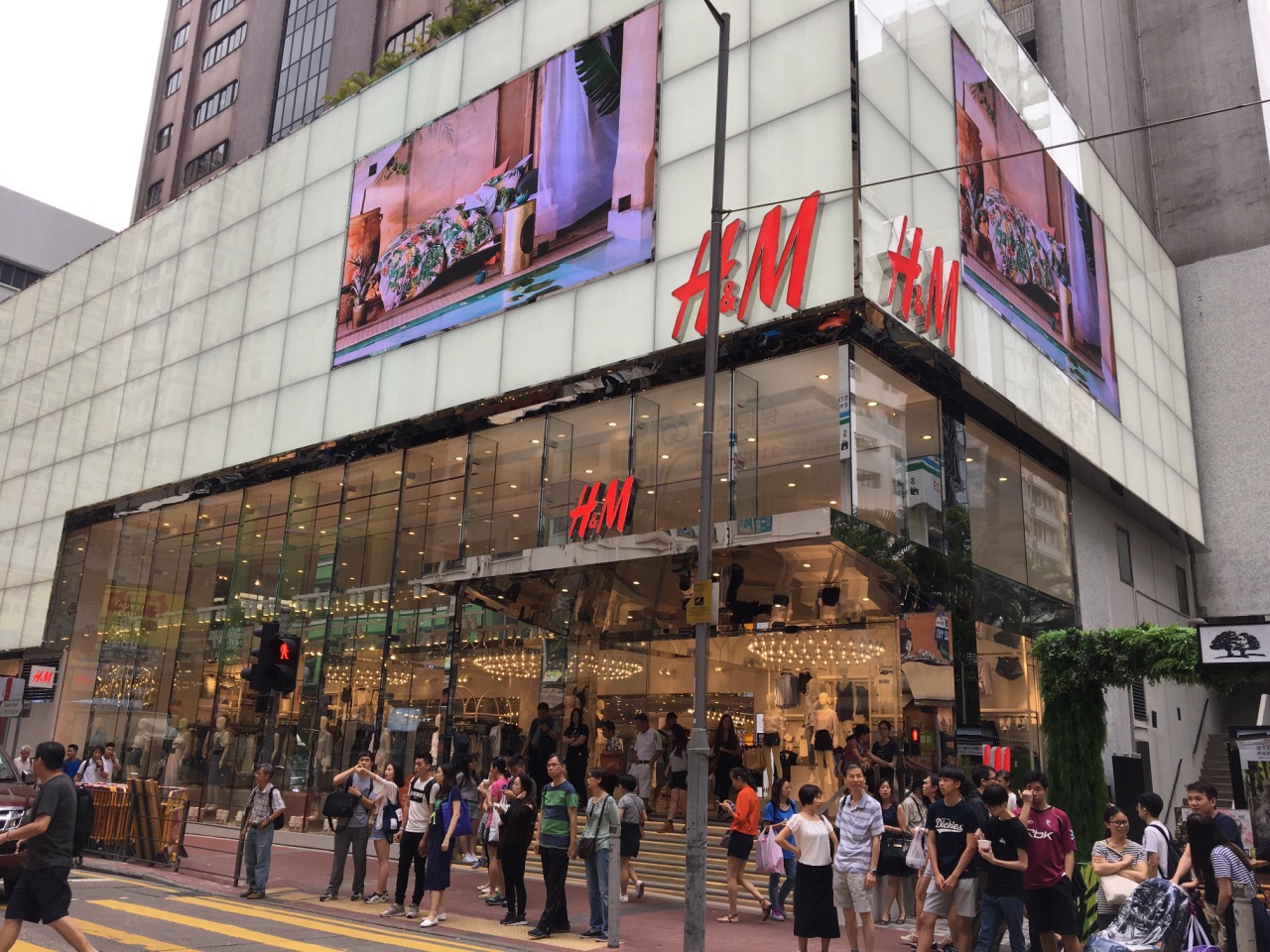 携程攻略 香港h M 旺角店 购物 H Amp M是来自瑞典的快销服饰品牌 以便宜 更新快而出名 衣服