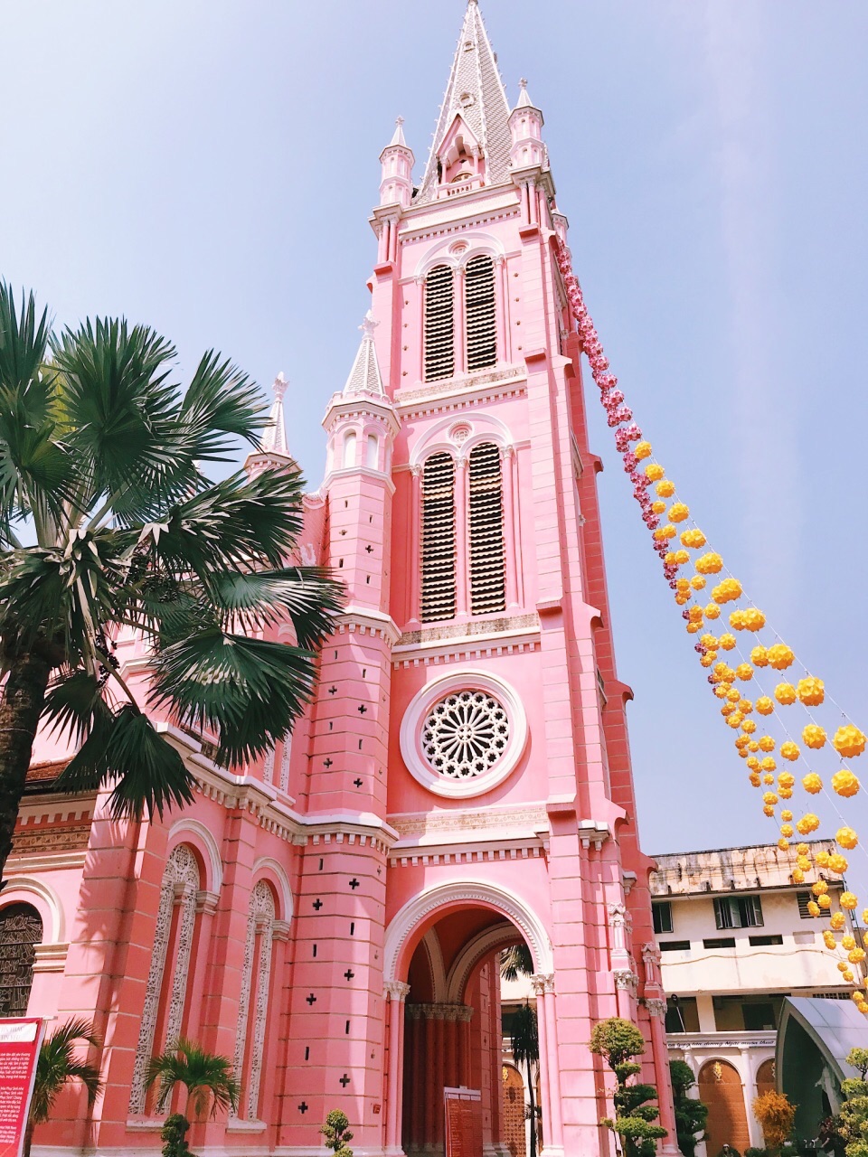 位于越南胡志明市的粉色教堂——耶稣圣心堂,从里到外满满都是粉红色
