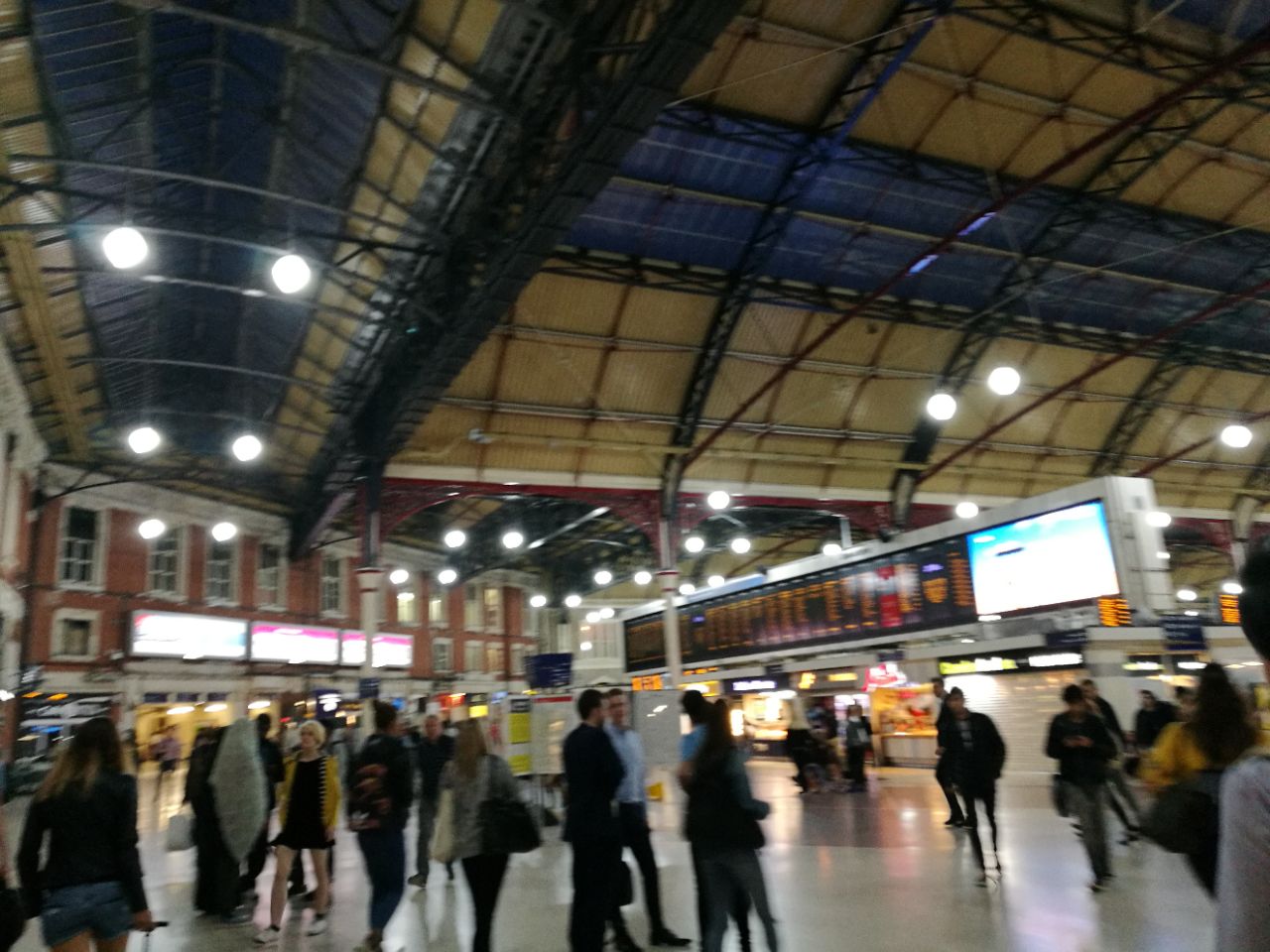 维多利亚站，伦敦最繁忙的火车站之一 图库摄影片. 图片 包括有 目的地, 门面, 岗位, 刺毛, 王国 - 157657912