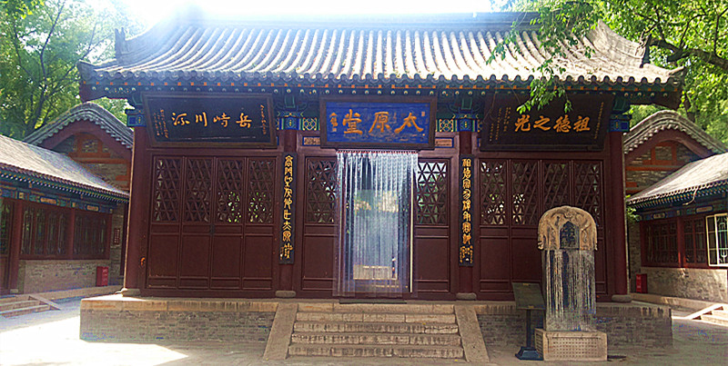 "晋溪书院"是两进院落,第一进看见"太原堂,是子乔祠的享殿(供奉灵位)