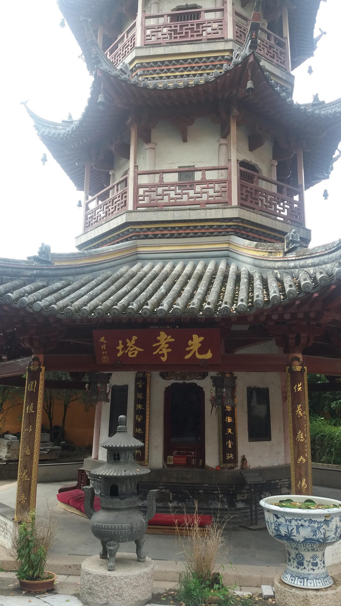 光孝塔就在天寧寺內的,位於寺廟後園的左側.