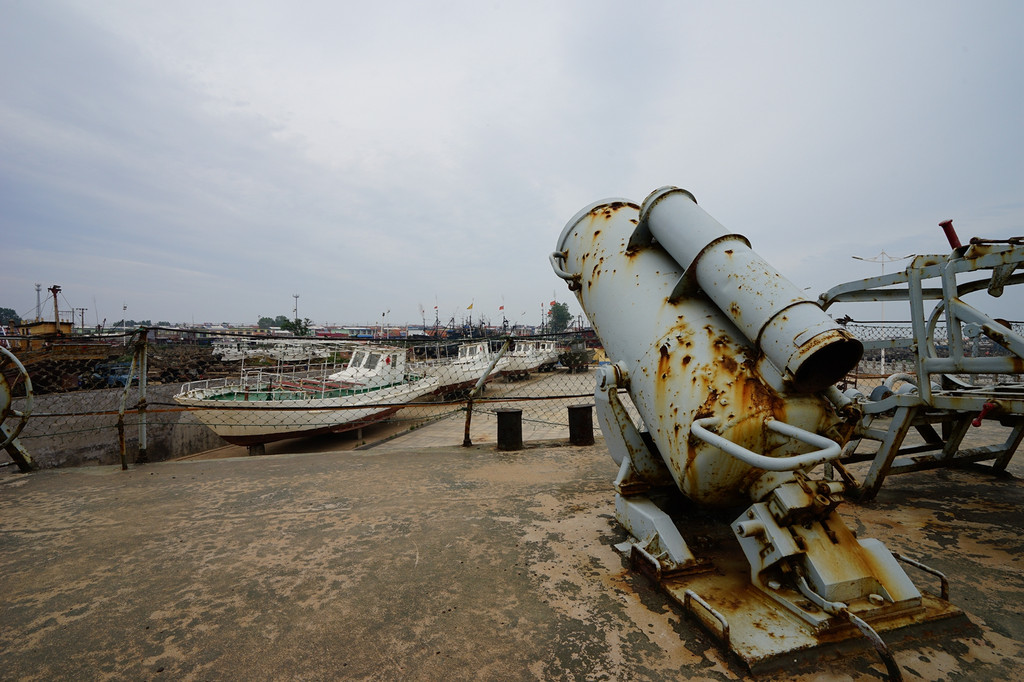 这是船尾半封闭结构的66式双联装57毫米舰炮,用于歼灭6000米以内的水