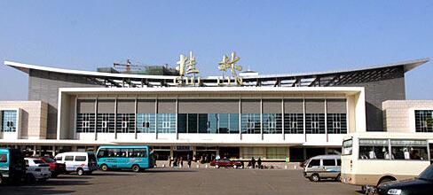 如果可以选择火车下车的车站,最好选择桂林南站(也就是桂林站)