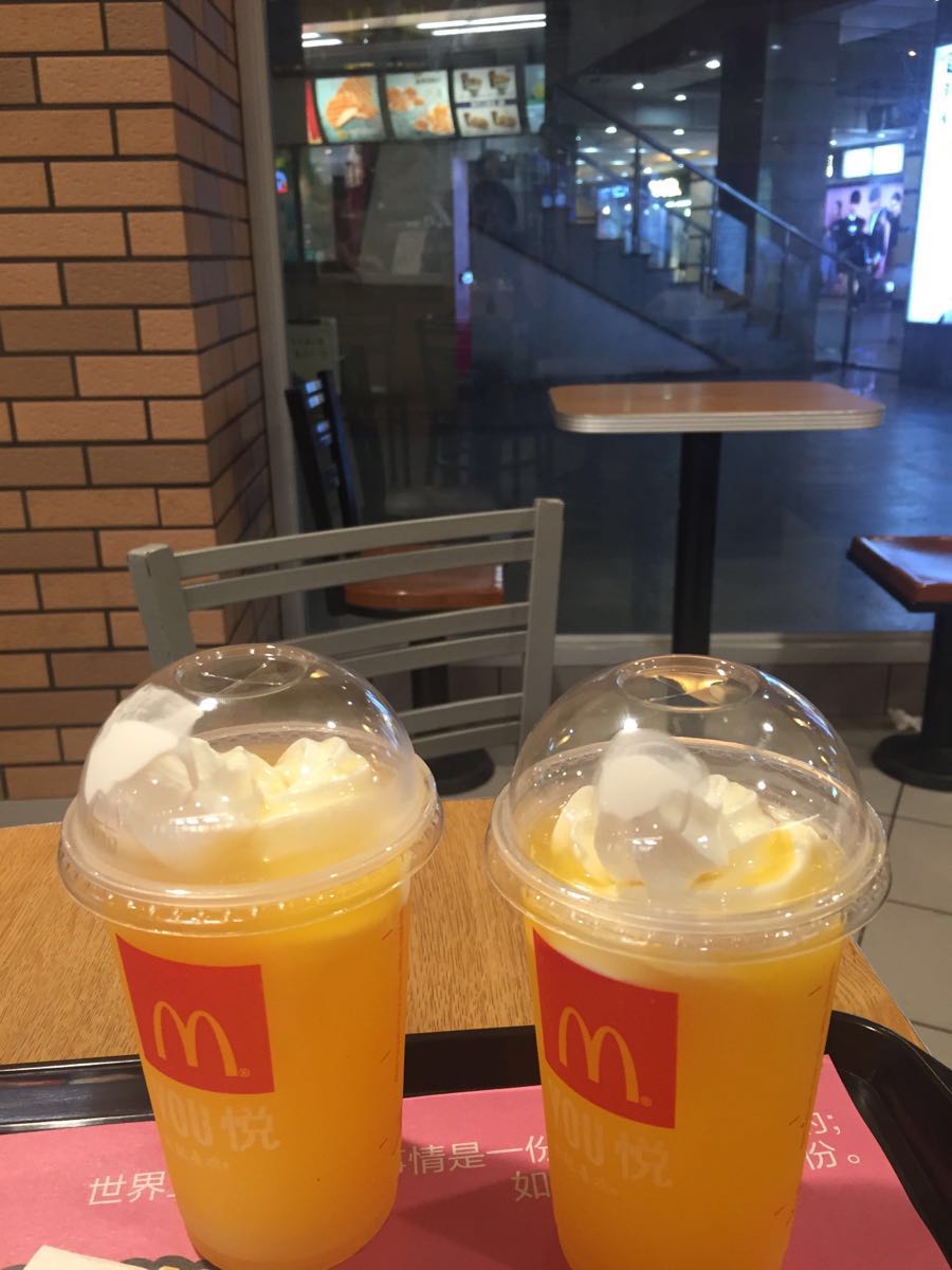 逛了一个多小时后,又进去点了酸奶口味的阳光麦炫酷