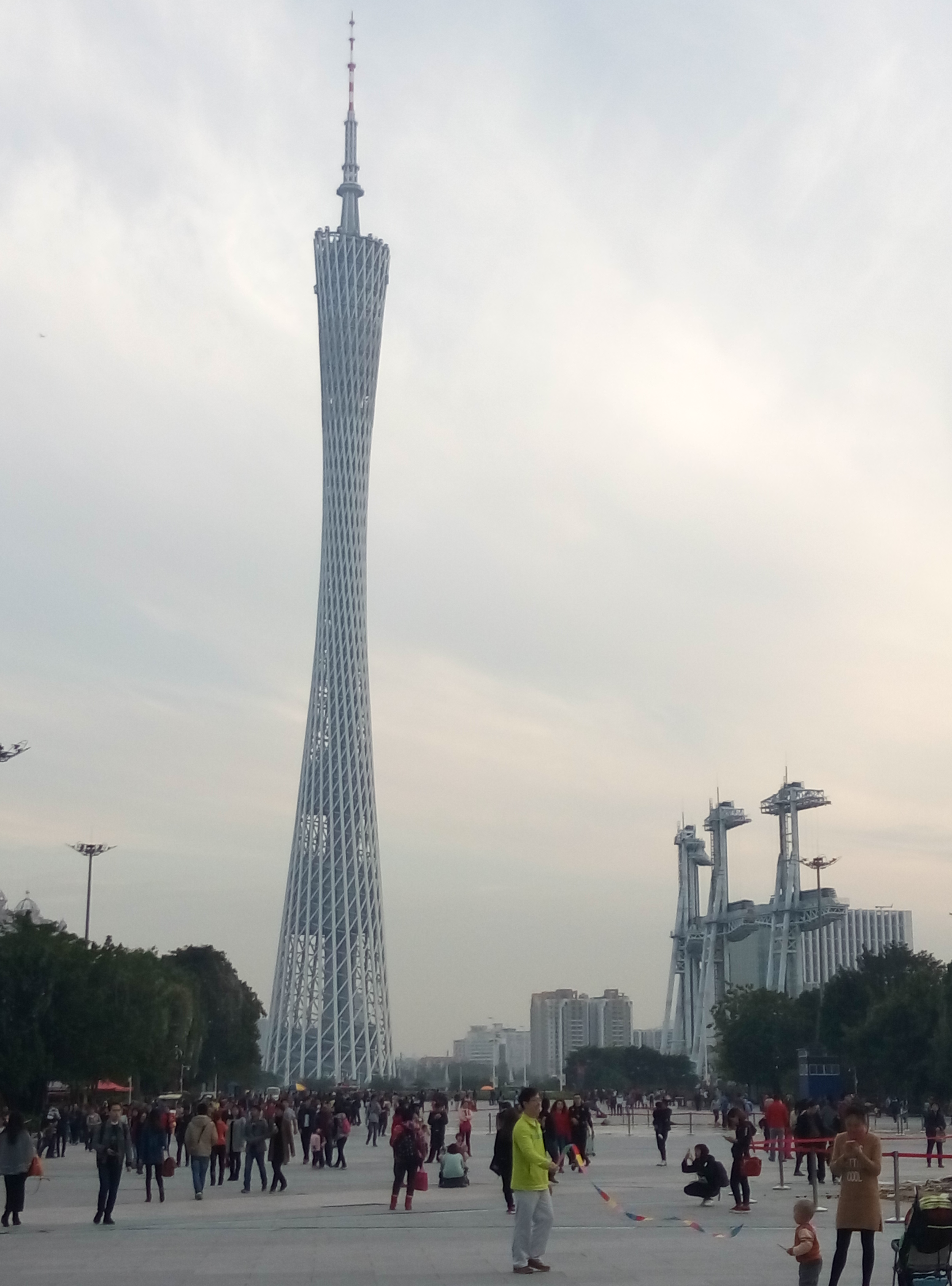 【携程攻略】广州广州塔景点,国庆去的，人太多，只在外面看了一看，拍了张张片。这座小蛮腰还挺有…