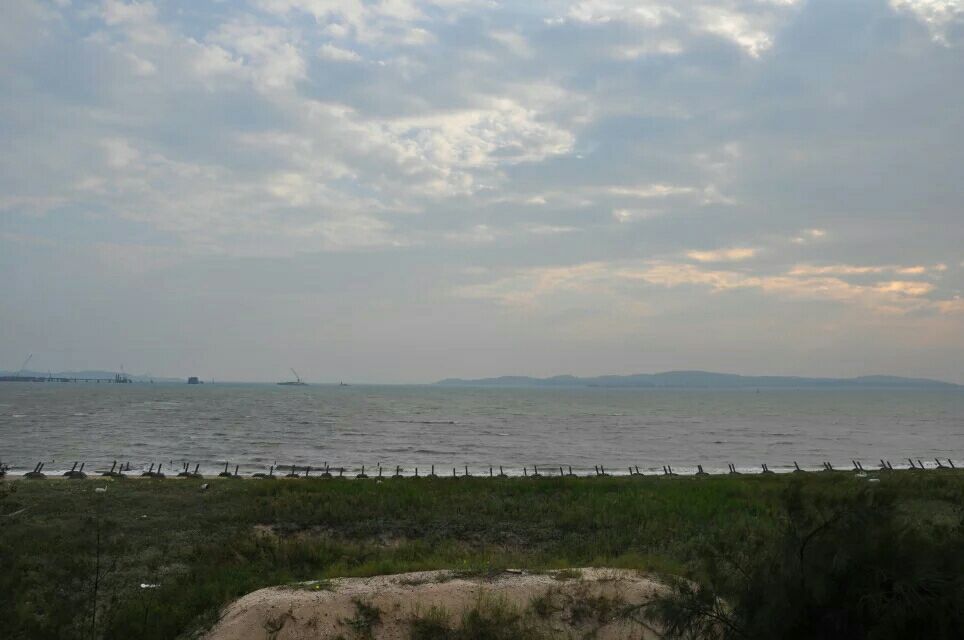 成功沙滩它与一般的沙滩不同,多了一份战争遗留下来的痕迹,沙滩沿线