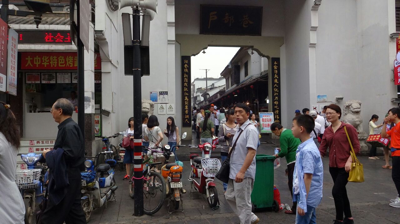 戶部巷位於武昌最繁華的司門口,東靠十里長街解放路,西臨浩瀚長江,南