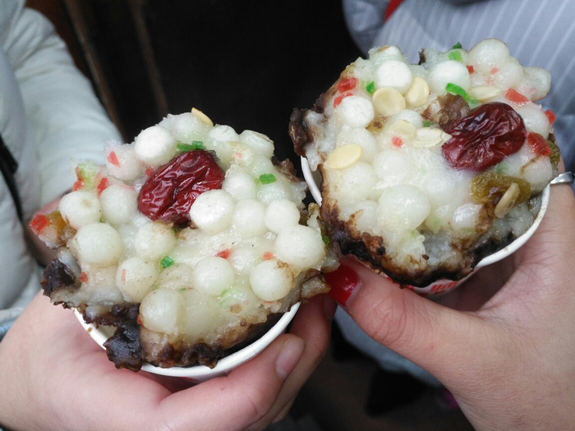 在这里吃到了现在还在回味的梅花糕,制作过程也非常神奇