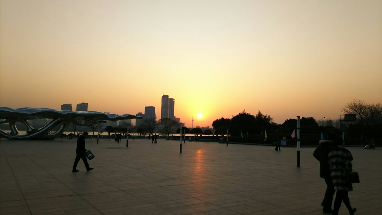 南京火車站南廣場有個很大很大的人行廣場,傍晚在這裡看夕陽,景色很好