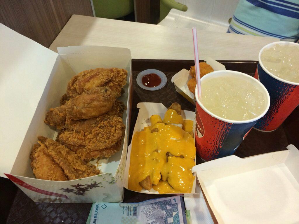 我特别喜欢马来西亚的肯德基,价格上比国内有优势,而且分量和口味上都