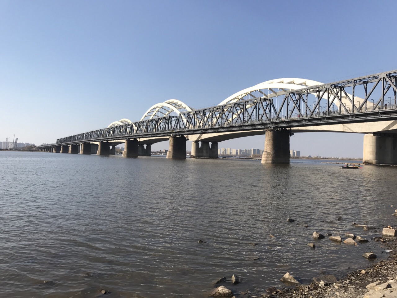 松花江公路大桥是北国冰城哈尔滨的一个著名旅游胜地伫立桥头,极目