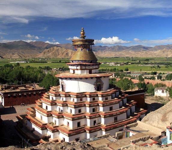 藏语称"班廓曲德",意为"吉祥轮大乐寺",位于西藏自治区日喀则江孜县