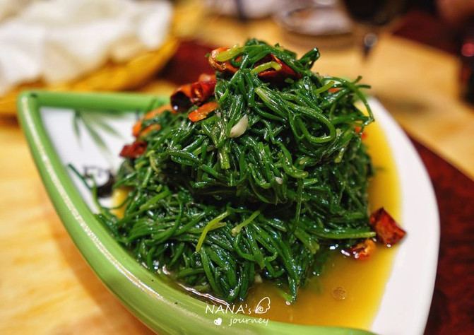 西北大菜,上面肥肉,下面肉圆,夹好了吃的,他们说来客人必须上这道菜