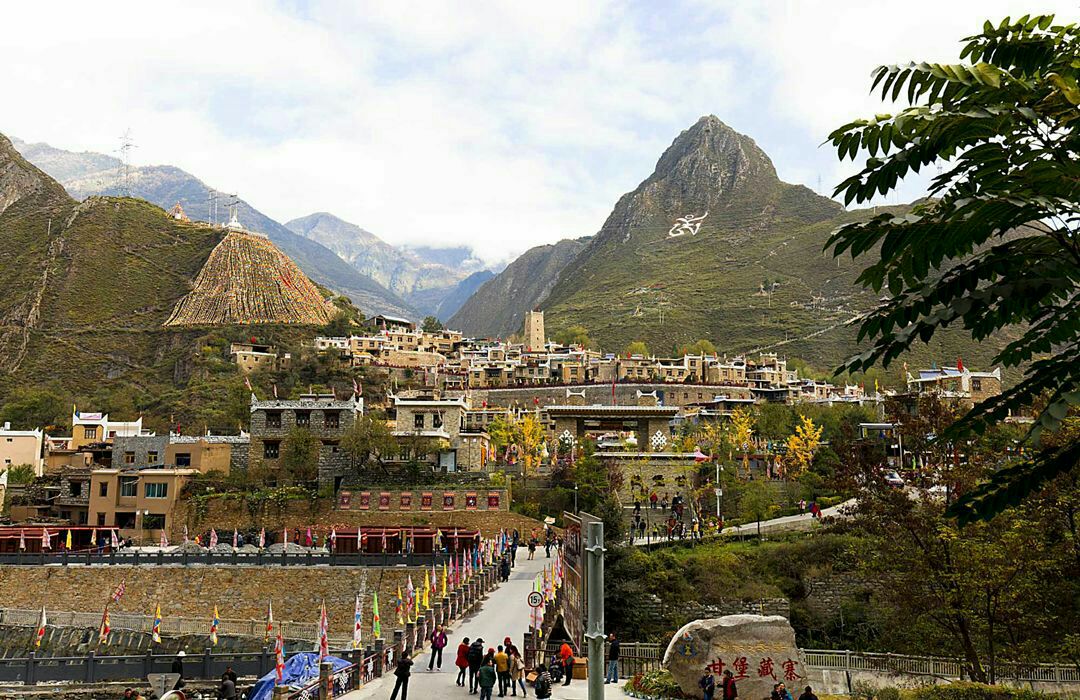 阿坝甘堡藏寨图片