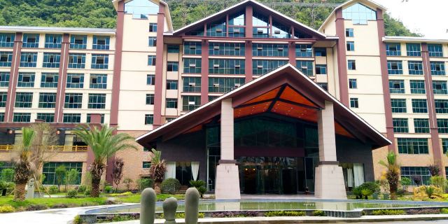 万源鑫达国际养生谷酒店1-3晚(龙潭河风景区内) 双早 双人温泉,可选巴