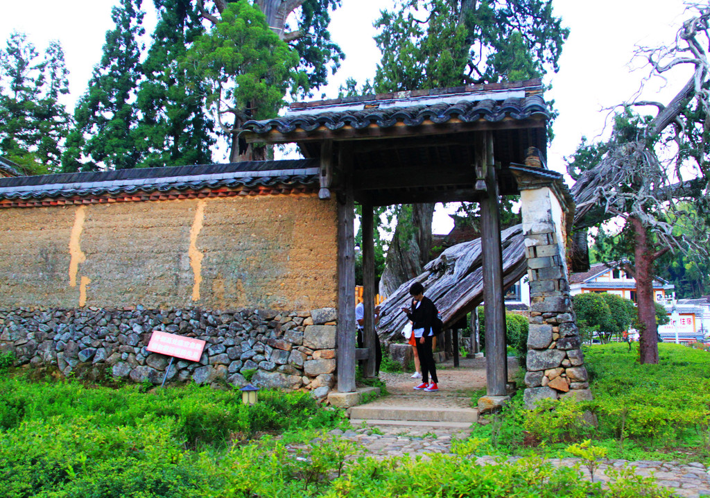 时思寺的山门为照壁式旁开山门,这是一种古老的山门,它不是那种以招揽