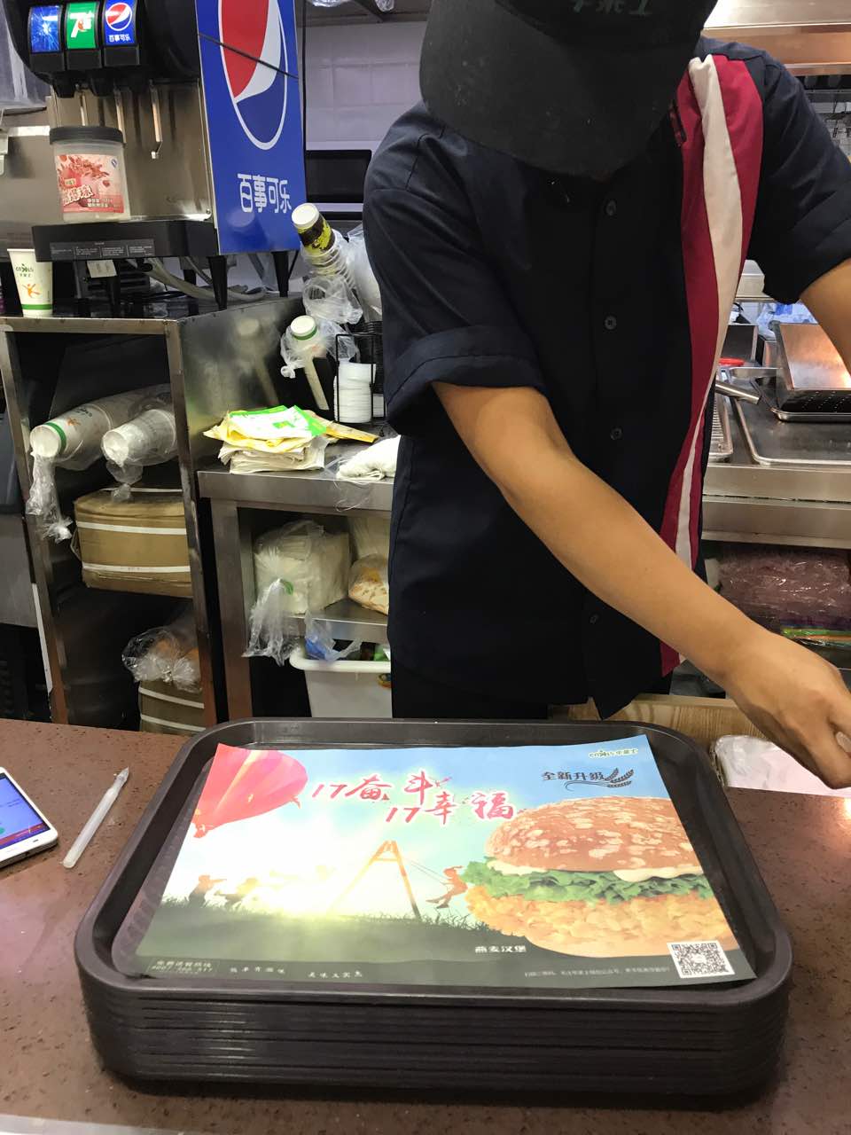 2021华莱士·全鸡汉堡(汉南大道店)美食餐厅,勤劳的服务员,味道不错