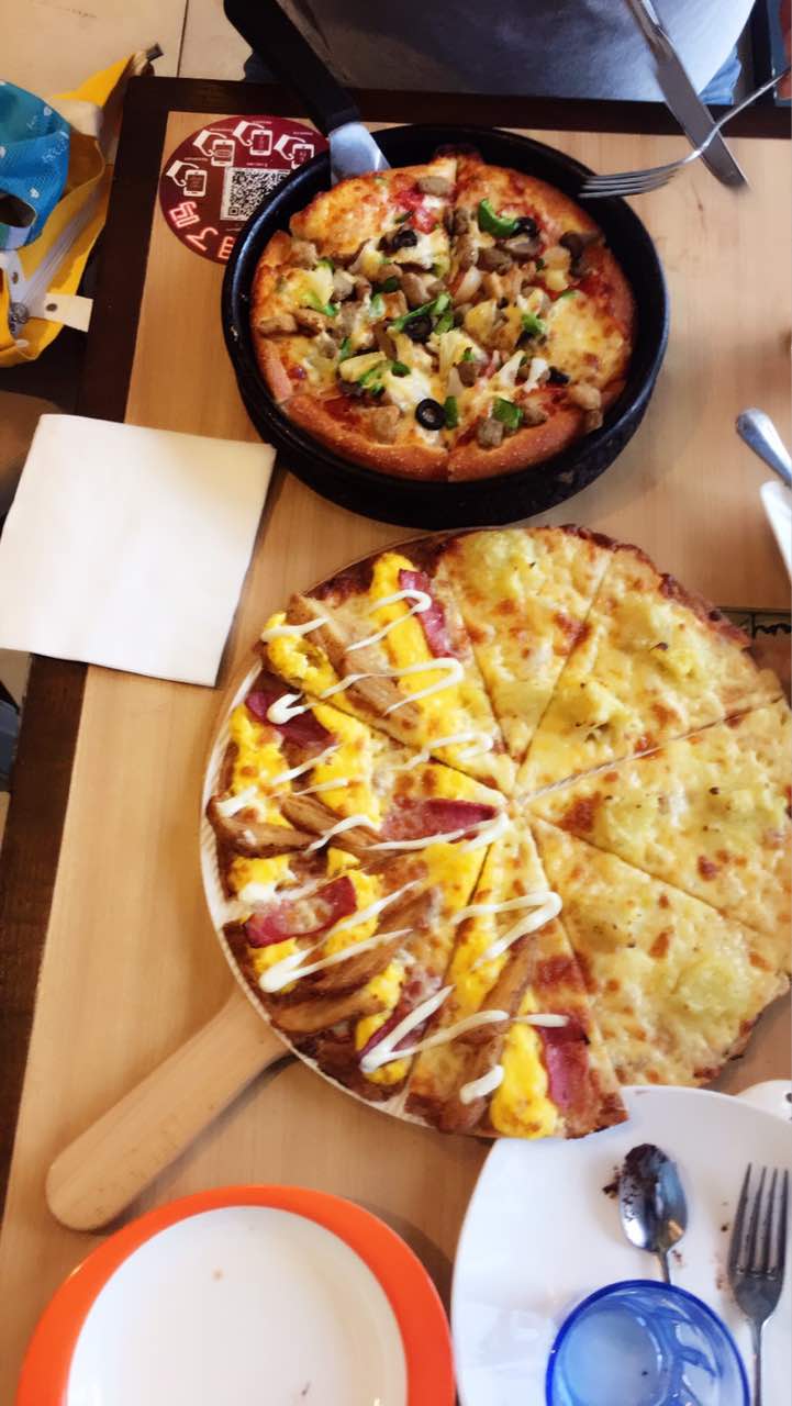 吃了新品披萨,很薄的一层,味道不错,有大块的榴莲