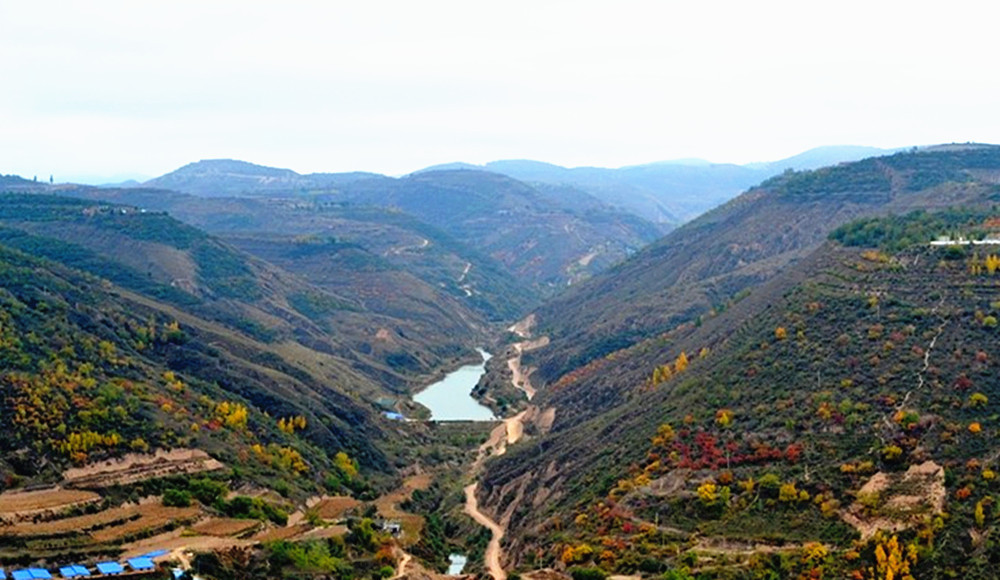 鐵邊城位於吳起縣西北部頭道川境內,地處陝,甘,寧三省交界處,屬梁狀