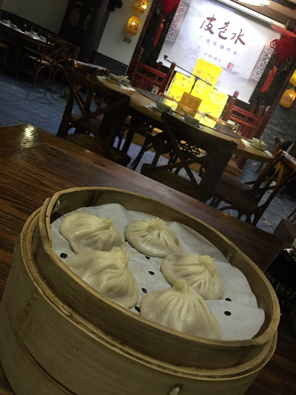 蟹黄汤包特别好吃,服务员阿姨也很热情.非常赞.期待扬州小调.