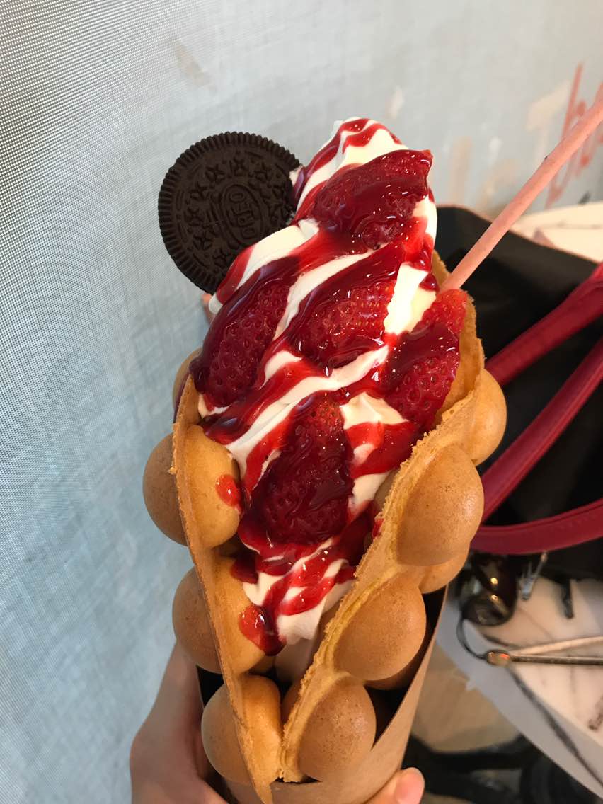 2022面包新语(春熙路店)美食餐厅,鸡蛋仔冰激淋草莓味,很有创.