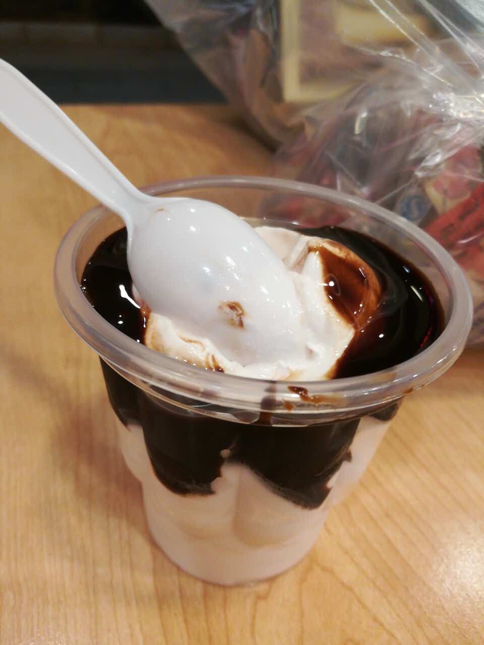 水蜜桃味的圣代真的很好吃噢!感觉冰淇淋更好吃点.