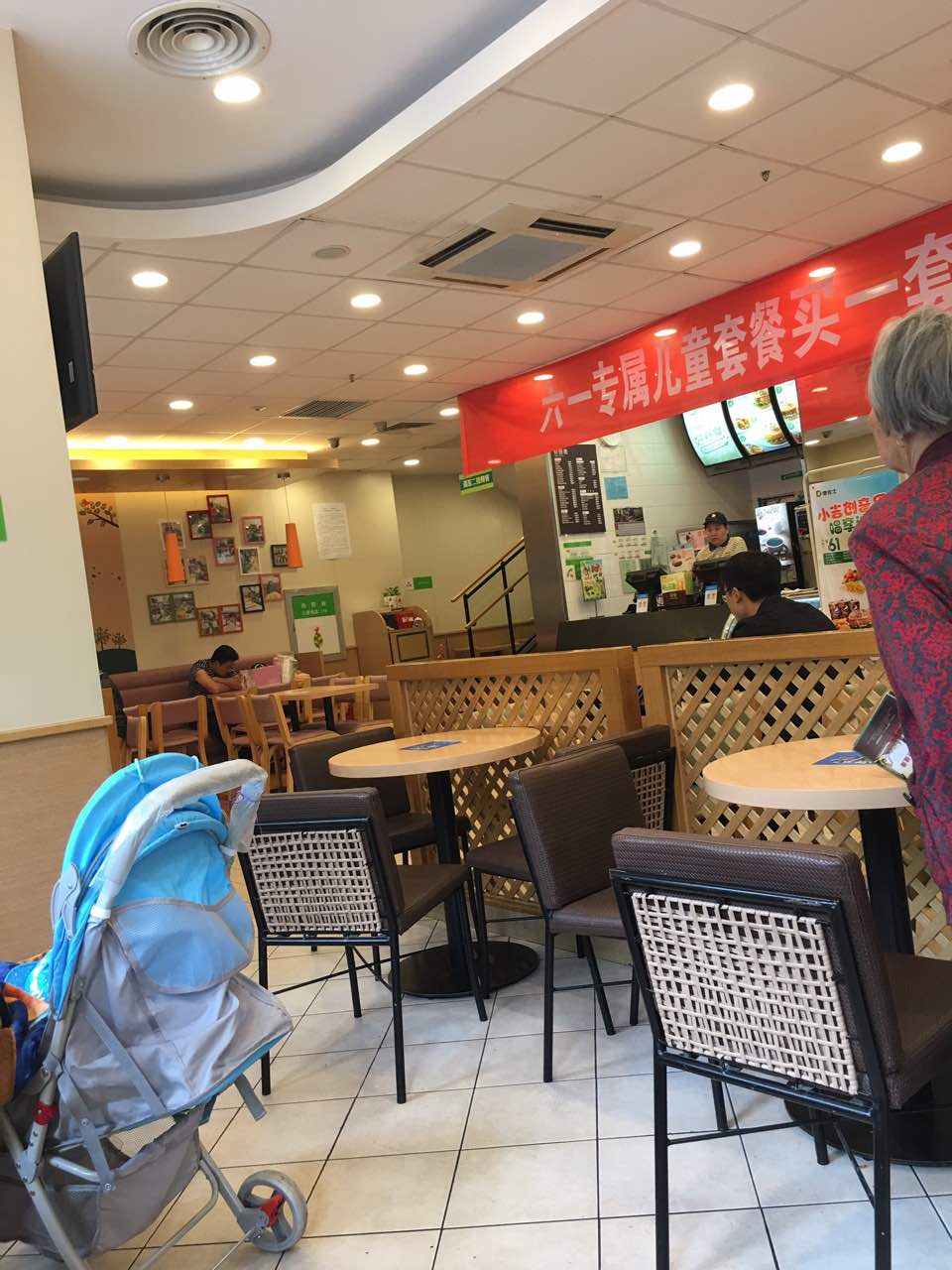 吧台服务态度差的没得说.味道还可以,早餐挺实惠