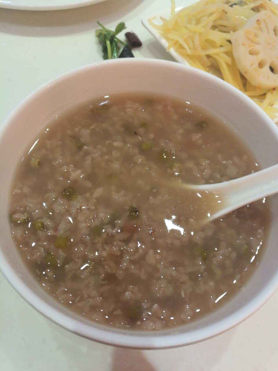 绿豆粥很赞,口感一级棒,我很满意.韭菜盒子新鲜出炉,美味,喜欢.