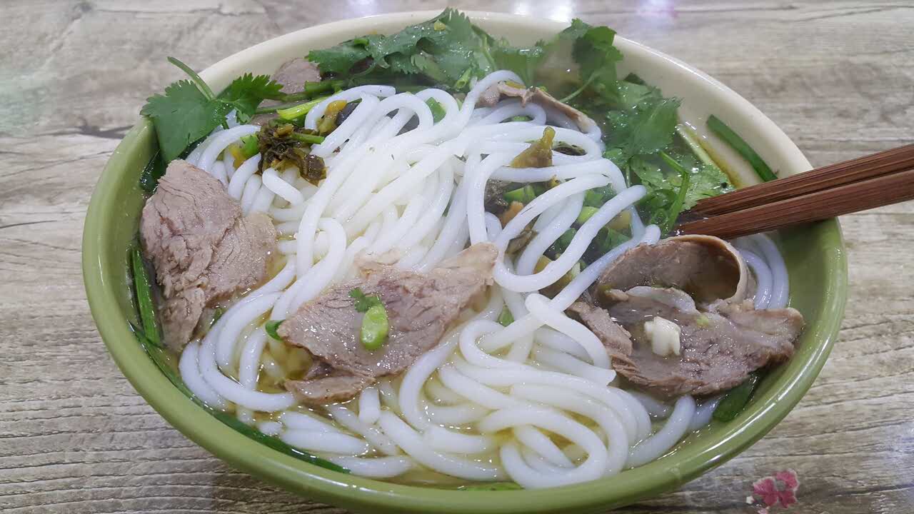 上次吃的套饭,菜也比较足,这次吃的羊肉粉,还不错,我吃的清汤,汤很好