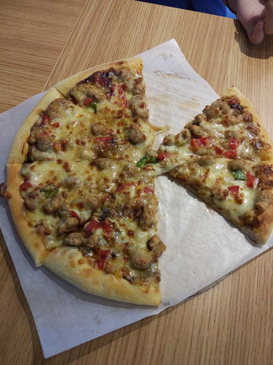 本来我都不喜欢吃披沙的,看了评论说他家的披萨不错,晚上和老婆一起来