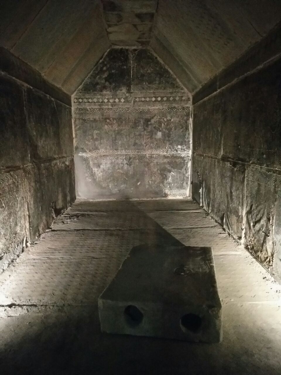 他在机场附近,地上建筑不起眼,但是地下墓室展览很