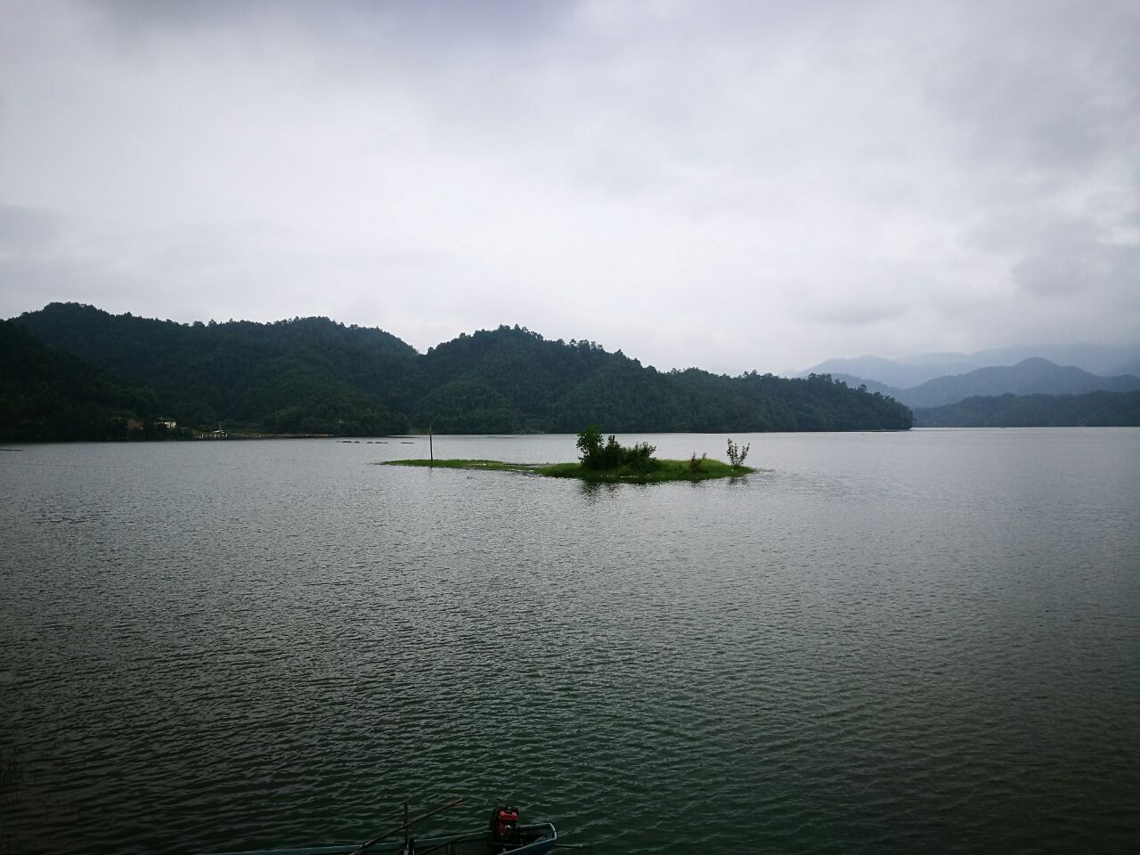 不多,建議遊船可以開遠點,當然景區環境很美,湖水清澈,空氣清新,風月