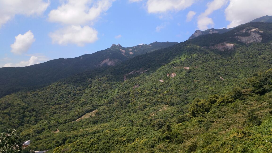 罗浮山距离惠州70公里,距离广州110公里,两者都可在一日内往返.
