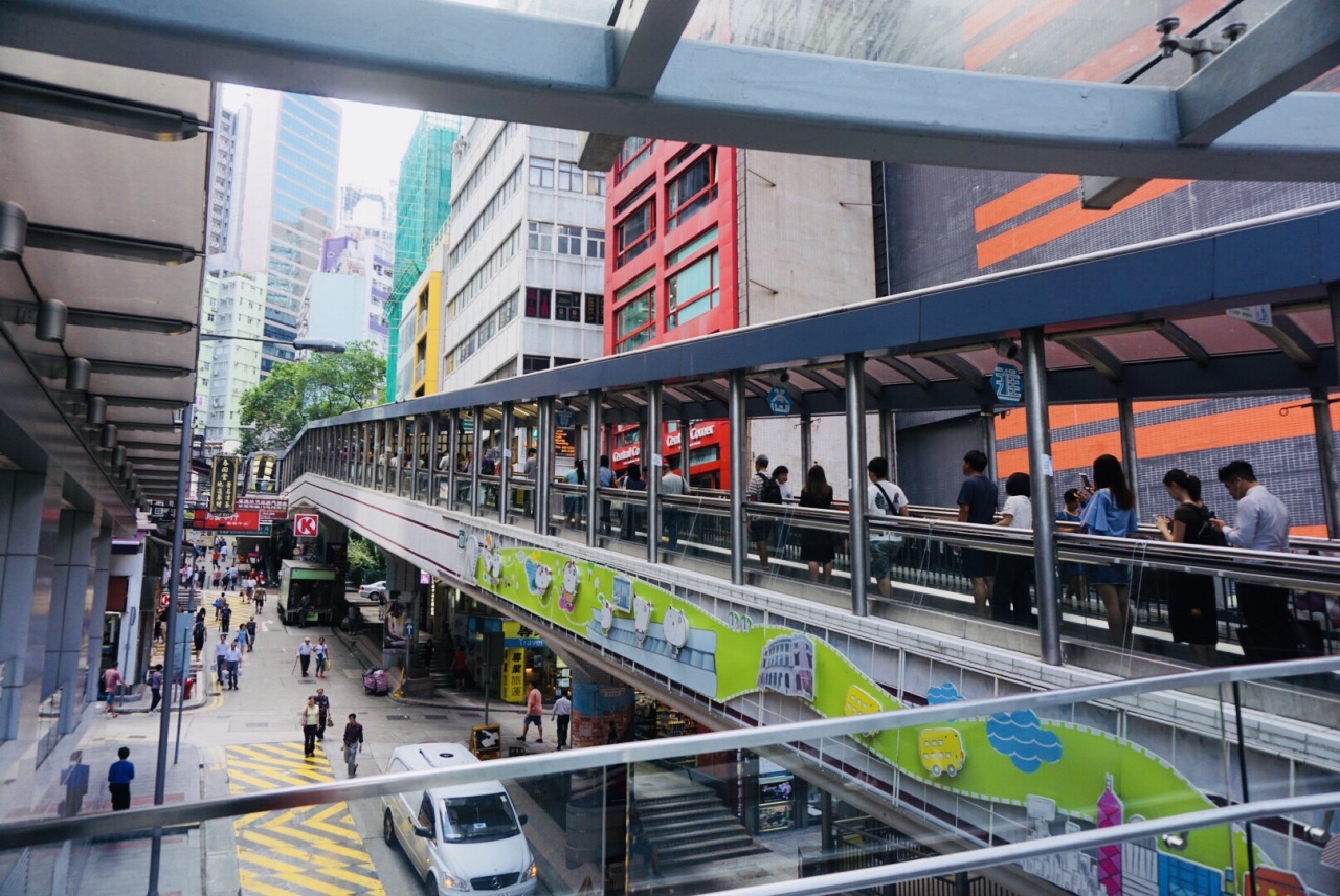 2023中环至半山自动扶梯玩乐攻略,从电梯上面拍下面的大厦,角.