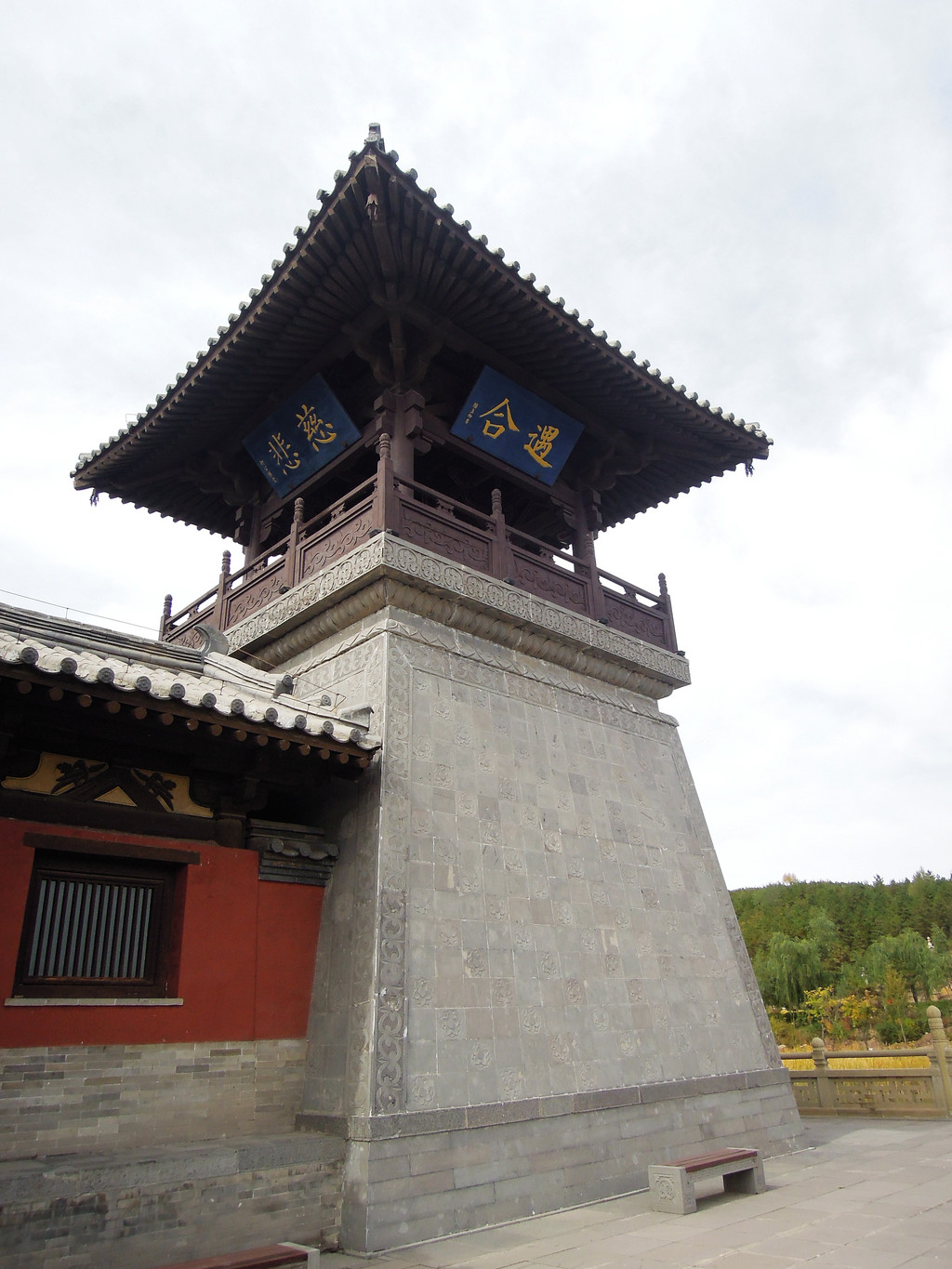 石窟上面有黑色针孔,是为了保护佛像,防止年代久远被侵蚀.