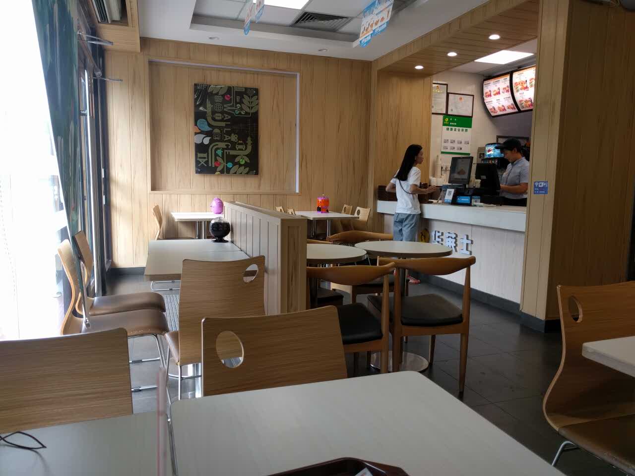 2021华莱士·全鸡汉堡(坂田马蹄山店)美食餐厅,bbq汉堡和薯条好吃