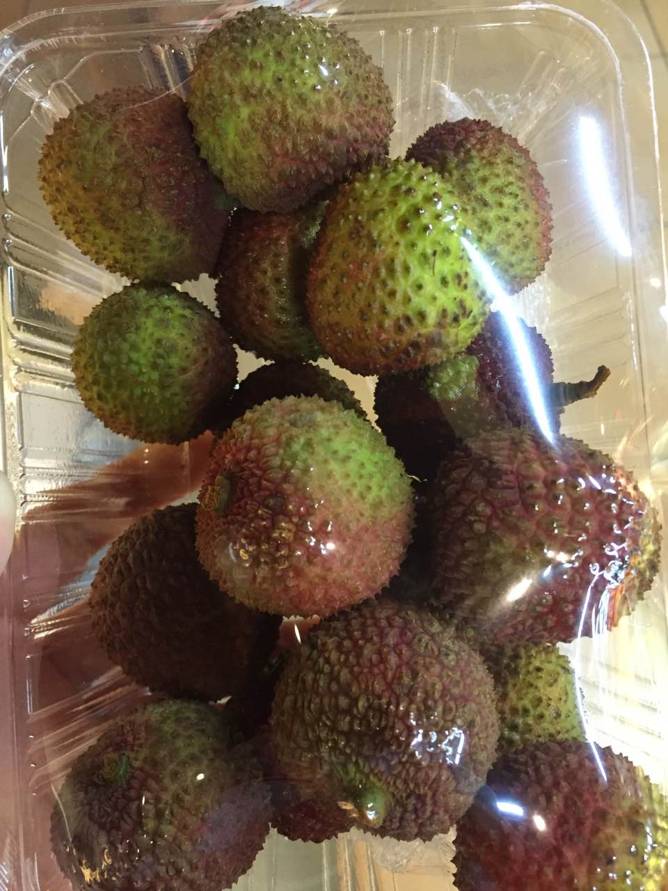 在店里买了一盒荔枝～很新鲜～店员服务态度很好～值得推荐