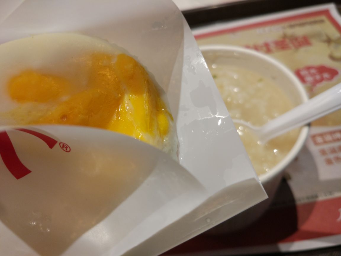 环境摆设都很不错服务员态度很热情也挺不错的点了冬菇滑鸡粥和太阳蛋