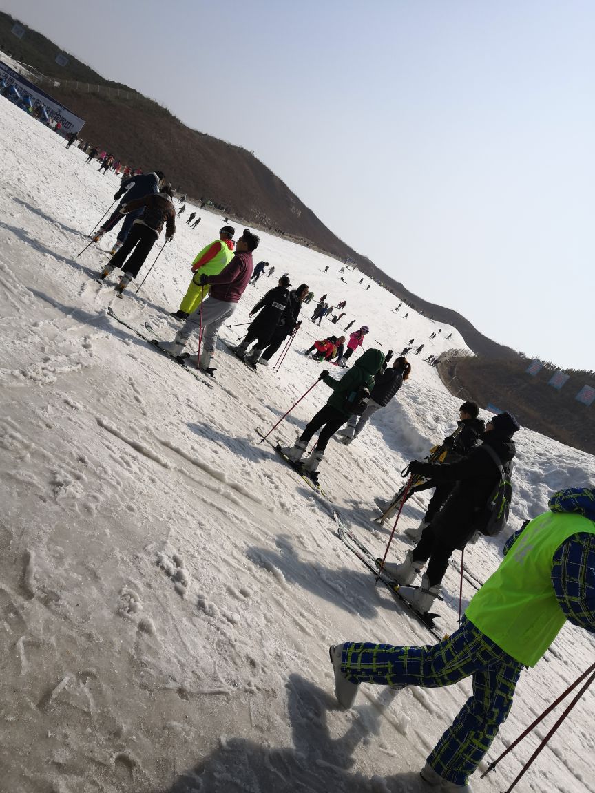 第一次去雪野滑雪場,感覺還不錯,挺開心的.