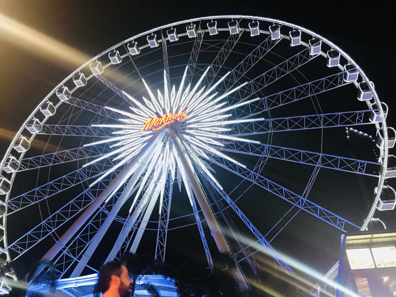 2023曼谷夜市摩天轮游玩攻略,0900旁边有一个超级大的摩天.