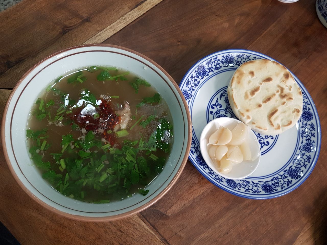 老白家水盆羊肉將陝西漢族美食加以改良,添加了牛肉,月牙餅換成託託饃