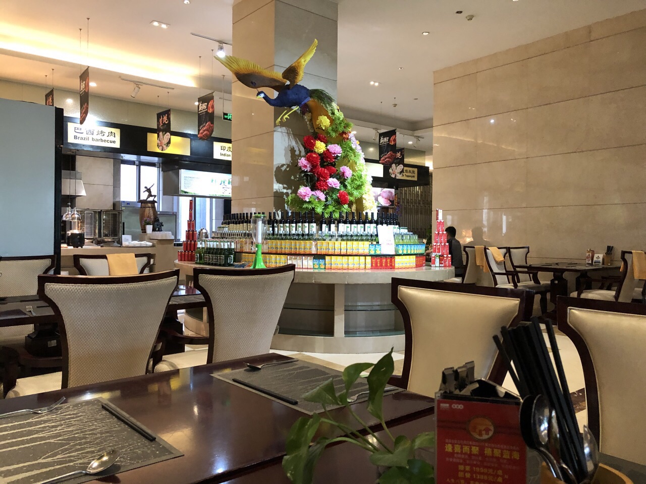 蓝海国际饭店不仅环境优美,服务态度很好,其餐厅的早晨的自助餐品种