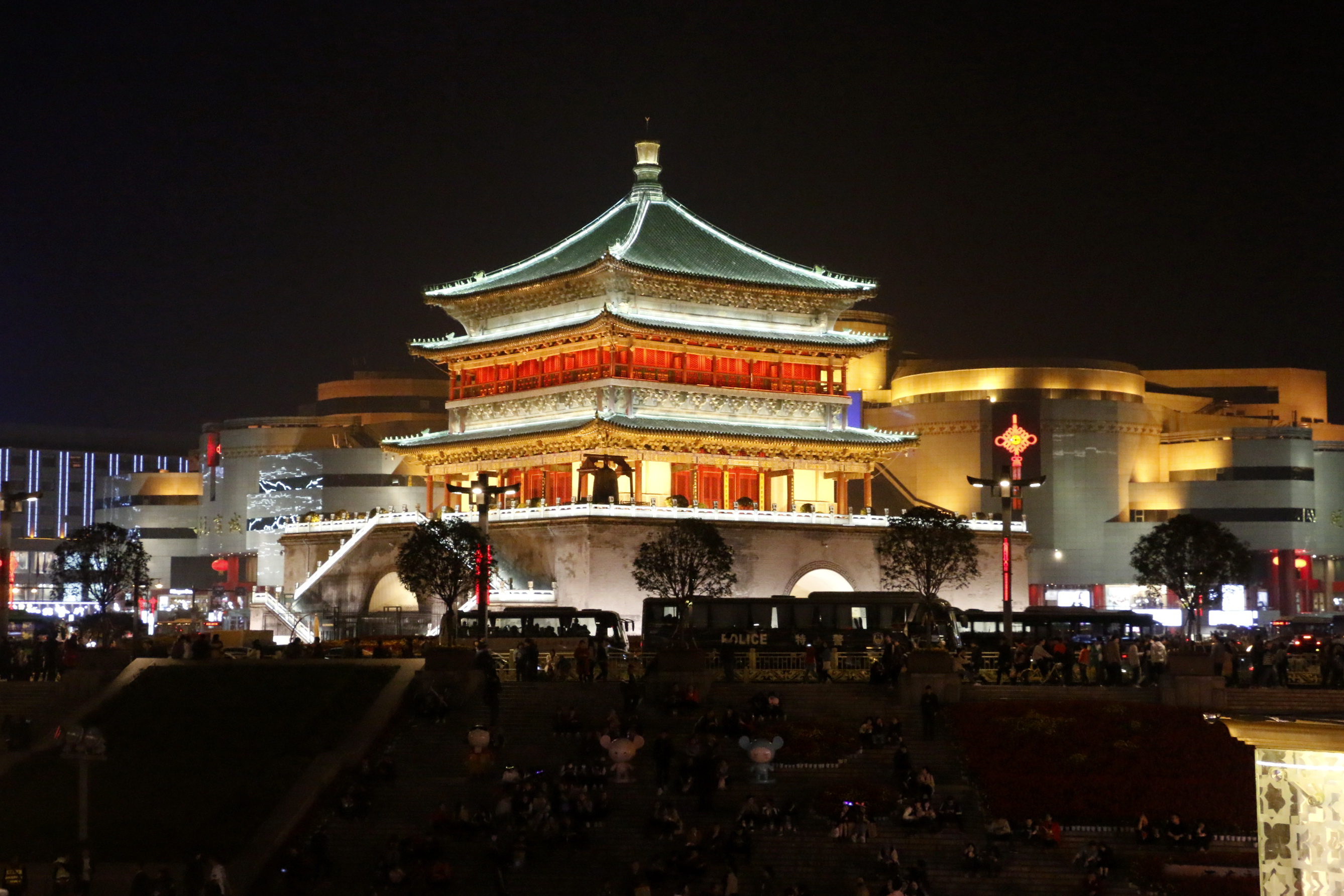 现在钟楼可以称作是西安的地标性建筑,到西安哪能不登钟楼,有兴致的话