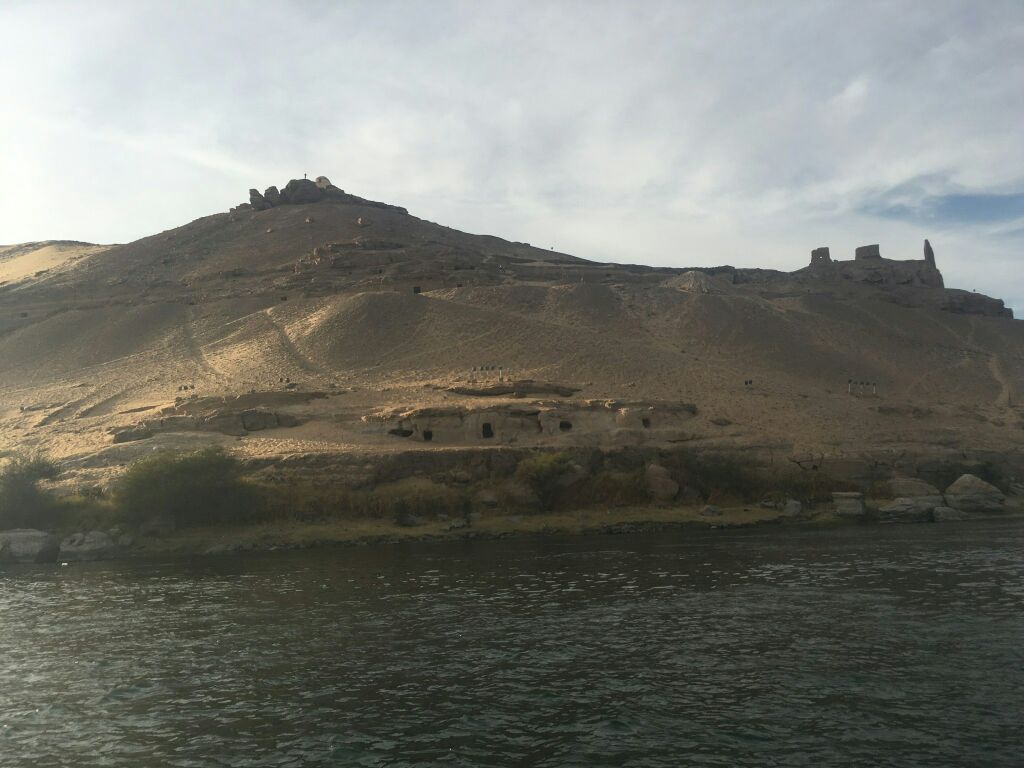 阿嘎可汗王陵图片